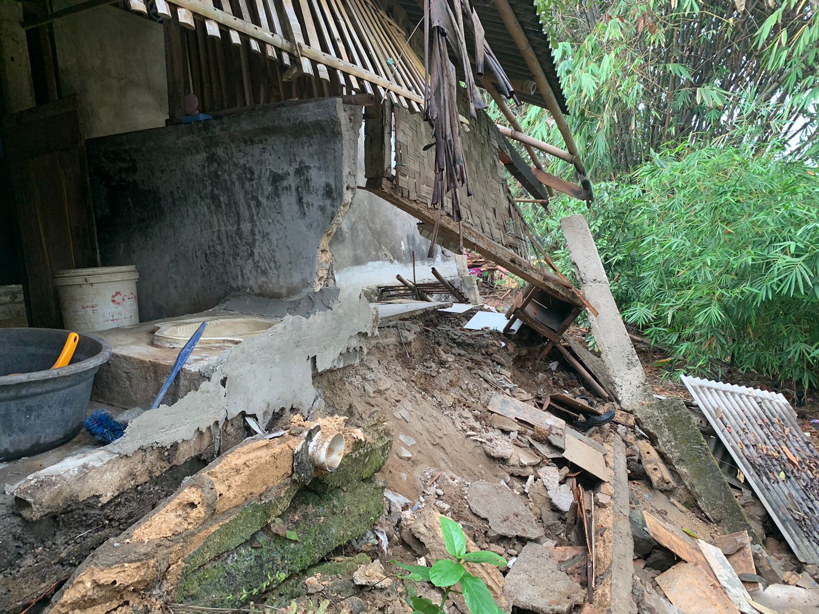 Diguyur Hujan Deras, Rumah Warga di Setu Rusak Akibat Longsor Foto : Ist
