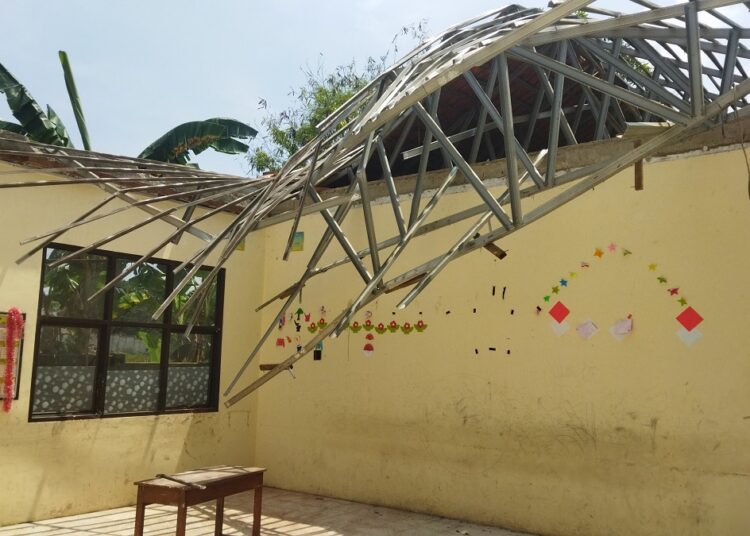 Diterpa Angin, Atap Kelas SDN Pondok Cabe Udik 2 Roboh Foto : Ist
