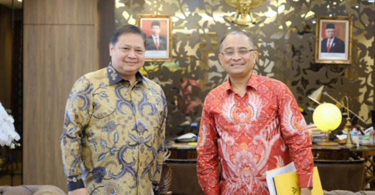 Dubes Sandeep Sambangi Airlangga Menko Perelonomian Airlangga Hartarto (kiri) dan Debes India Chakravorty. Foto : Ist
