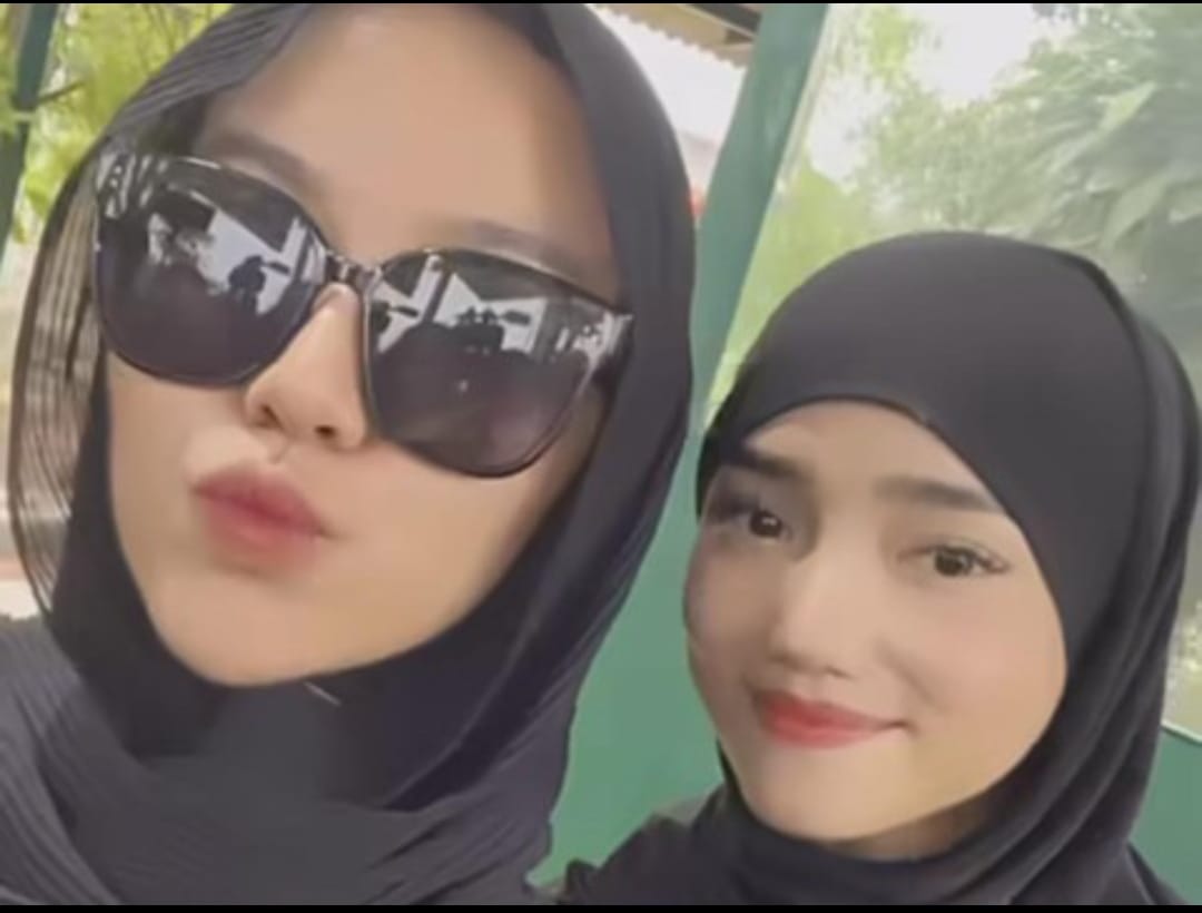 Fuji dan Mayang Foto Bareng di Makam Vanessa Angel, Begini Respons Orang Tua Foto : Ist