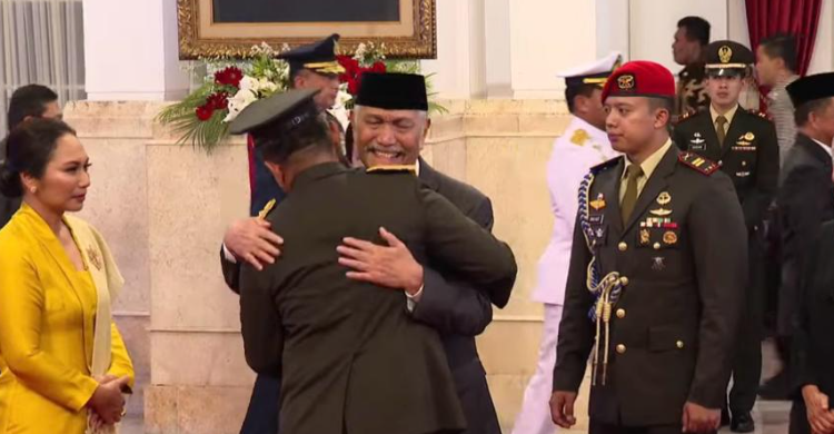 Hadir Langsung Di Istana, Luhut Menangis Haru Saat Menantunya Dilantik Jadi KSAD Foto : Ist