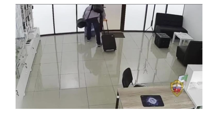 Hari Pertama Kerja, Gasak 53 iPhone Foto : Ist