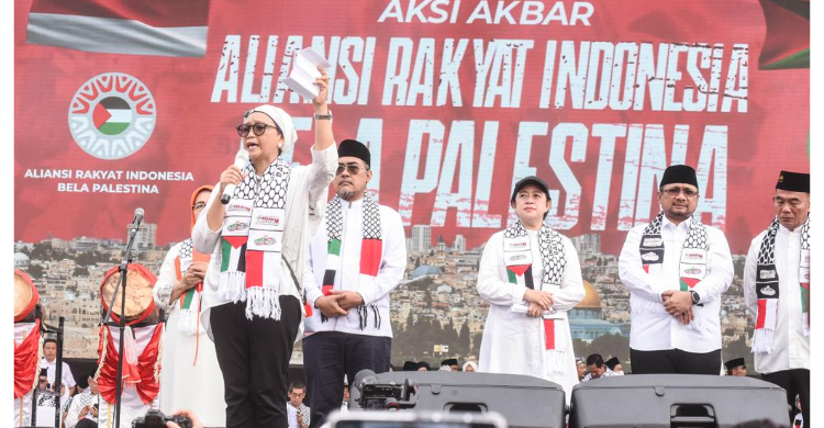 Ikut Aksi di Monas, Retno Baca Puisi ”Palestina Saudaraku” Foto : Ist