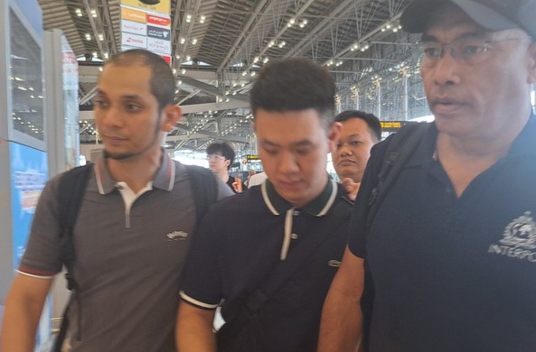 Ini Dia Christoper Sang Penipu Jessica Iskandar, Ditangkap di Thailand Christoper (tengah) saat tiba di Bandara Soekarno Hatta. Foto : Ist