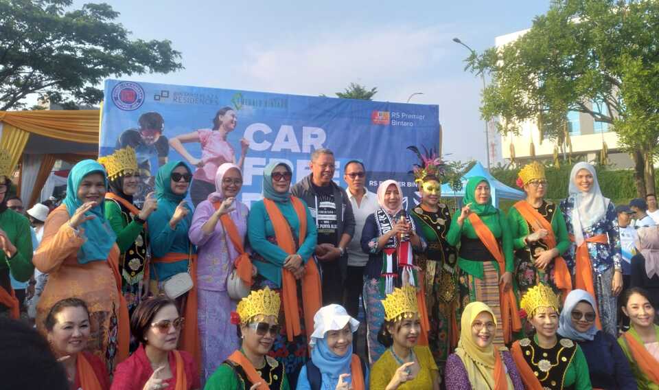 Jalanan di Pondok Aren Dipadati Peserta Parade Budaya Tangsel Berkebaya Foto : AY