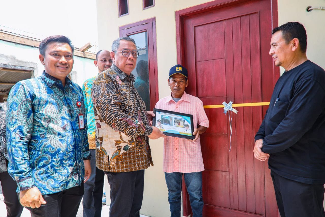 Jamin Kesejahteraan Masyarakat, Disperkimta Tangsel Bakal Bedah 51 RUTLH Lagi di Akhir Tahun Wali Kota, Benyamin Davnie dan Kepala Disperkimta Tangsel, Aries Kurniawan saat meresmikan perbaikan RUTLH di wilayah Kecamatan Ciputat, Tangsel. (Ist)