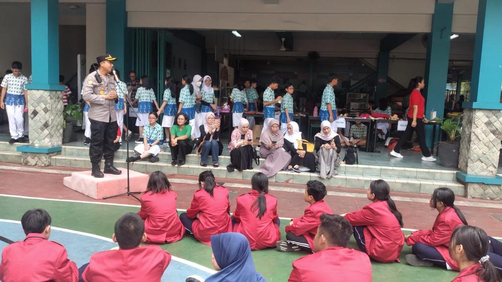 Kapolsek Pondok Aren Beri Wejangan Pelajar SMP Caleg DPRD Tangsel Dari Demokrat gelar bimtek para relawan untuk pemenangan Pileg 2019. Kegiatan bimtek itu dilakukan di Pondok Aren.(dra)