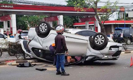 Kecelakaan Mobil hingga Terbalik di Jalan Raya Serpong, Sebabkan Kemacetan Panjang Foto : Ist