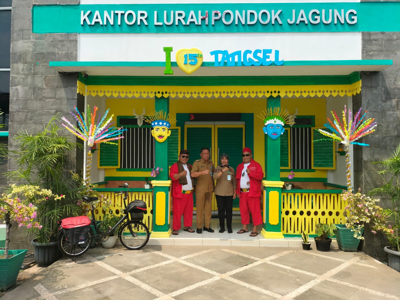 Keren! Kelurahan Pondok Jagung Raih Juara Lomba Dekorasi & Kebersihan Blandongan di teras Kantor Lurah Pondok Jagung, Kecamatan Serpong Utara meraih juara pertama Lomba Dekorasi dan Kebersihan.(Ist)