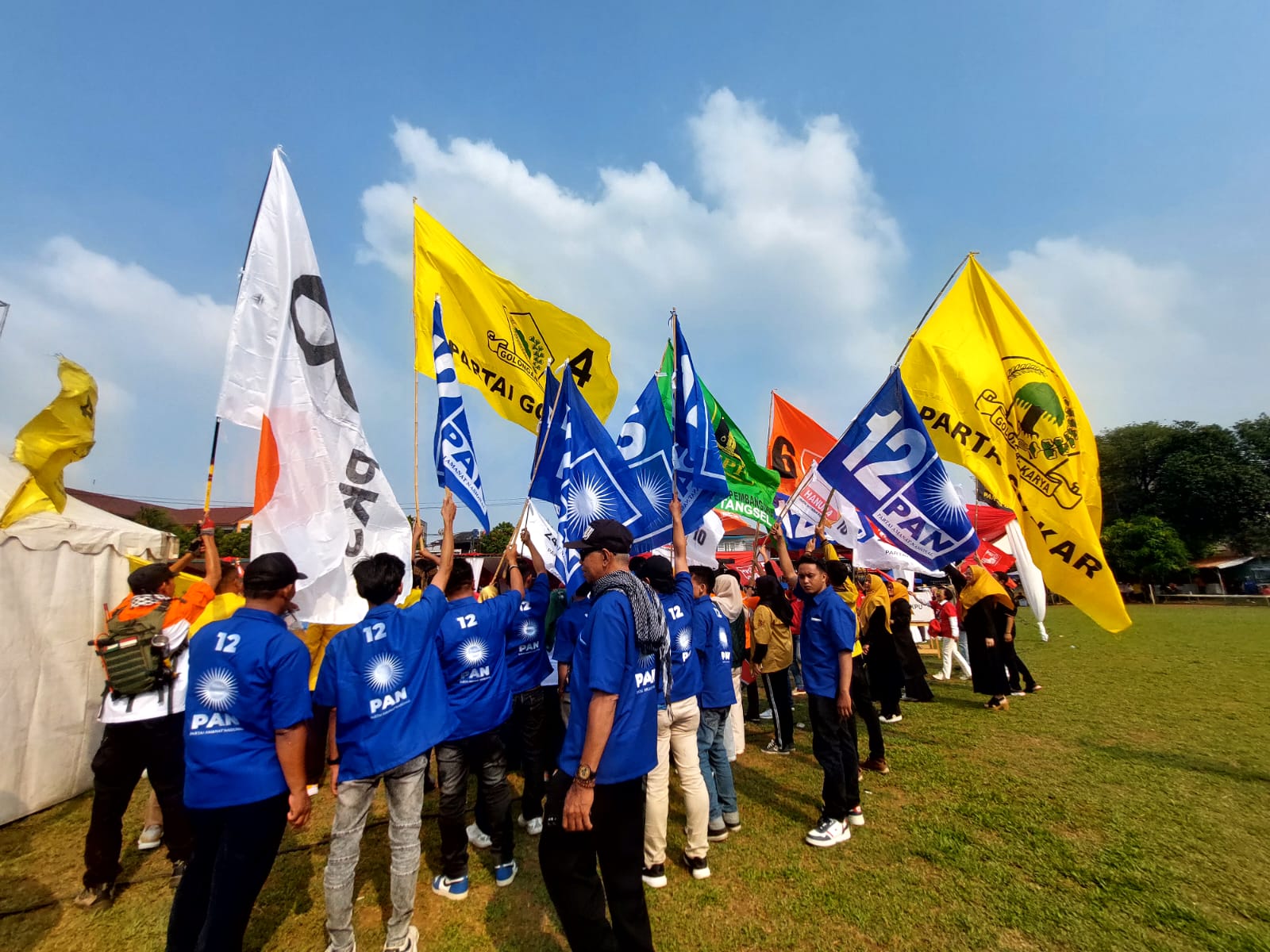 Kirab KPU Diwarnai Kibaran Bendera Partai dan Capres, Bawaslu Tangsel Nyatakan Pelanggaran Foto : Ist