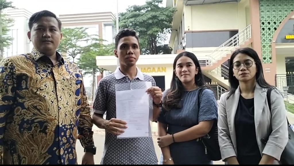 Korban Penipuan Tiket Konser Coldplay Rugi Setengah Miliar Konten kreator asal Kota Batam, Rijki Budiman, bersama kuasa hukumnya saat melaporkan penipuan ke Polres Tangsel.(Dra)