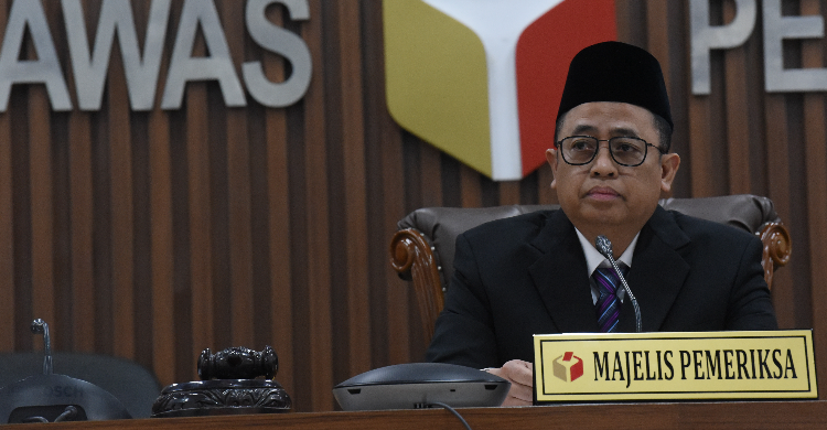 Ketua Majelis Pemeriksa Bawaslu Puadi memimpin Sidang Pemeriksaan Pelanggaran Administratif Pemilu (PAP) di Gedung Bawaslu. Foto : Ist