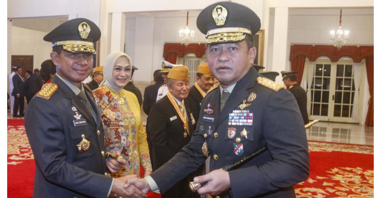 KSAD Diumumkan Pekan Ini, Menantu Luhut di Atas Angin Pangkostrad Letjen Maruli Simanjuntak (kanan) cslon kuat KASAD. Foto : Ist
