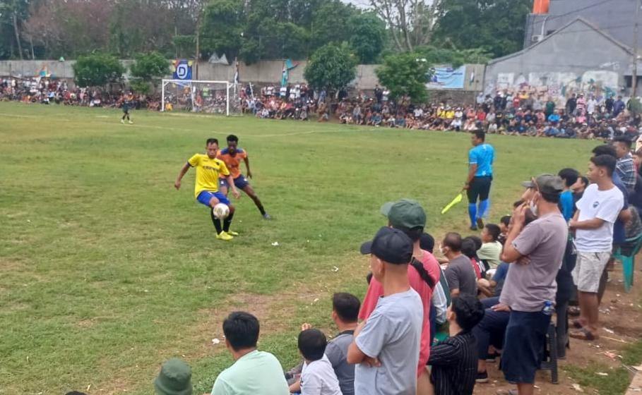 Larangan United & HBB Boy Berduel Sengit, Dejan Berada di Trek Juara Striker Putra Peninggilan, Agus Salim (depan) tak banyak mendapat peluang saat lawan Dejan.(Foto: Red/tangselpos.id).