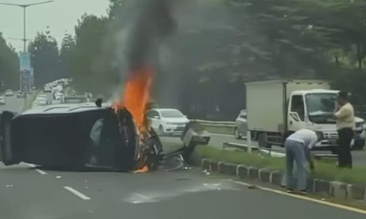 Mobil Terguling hingga Terbakar di Exit Tol Bintaro Xchange Foto : Ist