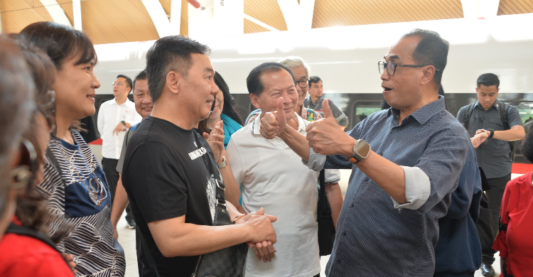 Nama Whoosh Beken Hingga LN, Rekor Penumpang 21 Ribu Per Hari Menhub Budi Karya saat berbincang dengan penumpang Whoosh di Stasiun Halim. Foto : Ist
