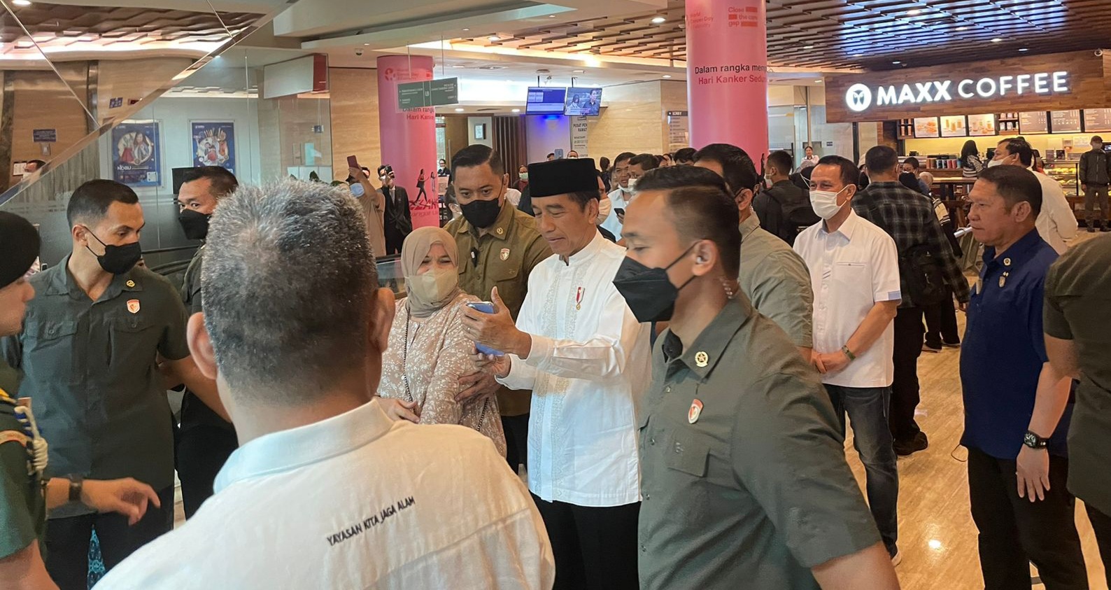 Pagi Ini, Jokowi Jenguk Doni Monardo Di RS Siloam Semanggi Presiden Jokowi ketika berada di RS Siloam Semanggi. Foto : Setpres