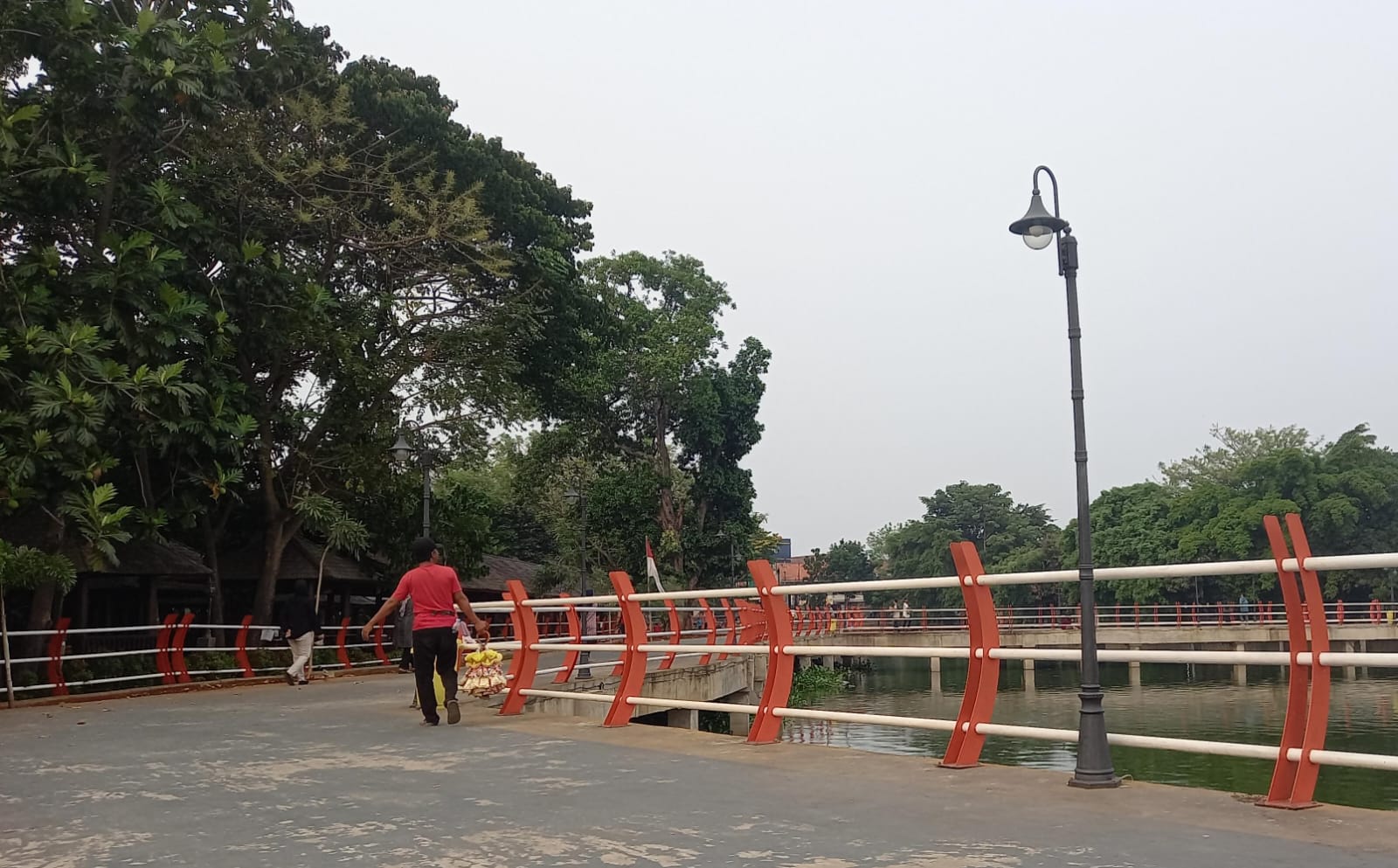 Pedagang Dipindahkan di Luar, Pengunjung Danau Cipondoh Berkurang Foto : Mg.3 (Khanza)