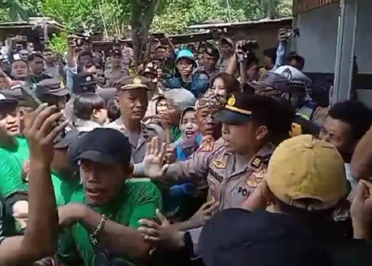 Pengosongan Lahan di Kampung Gunung Ciputat Berujung Ricuh Foto : Ist
