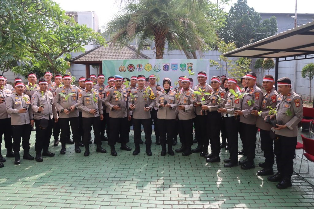 Polres Tanam Serentak 2.000 Pohon Polres Tangsel melakukan gerakan peduli lingkungan dengan tanam pohon.(Dra)