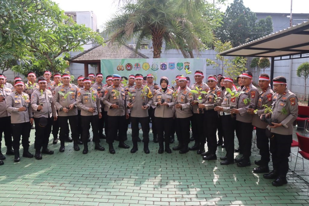 Polres Tangsel melakukan gerakan peduli lingkungan dengan tanam pohon.(Dra)