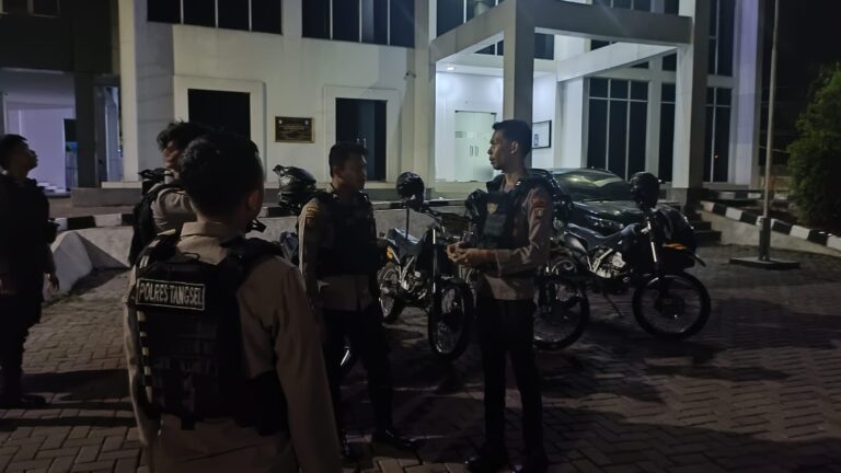 Polres Tingkatkan Patroli Kewilayahan Pasukan Polres Tangsel melakuan patrol pengamanan di massa kampanye Pemilu dan Pilpres 2024. Seperti di Selasa (28/11) malam patrol ke Kantor KPU Kota Tangsel, Setu.(Dra)