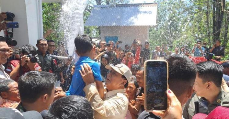 Prabowo Main Air dengan Anak-anak, Ganjar Kunjungi Jusuf Kalla, Anies Janji Bangun Stadion Caprowo saat berada di Serang. Foto : Ist