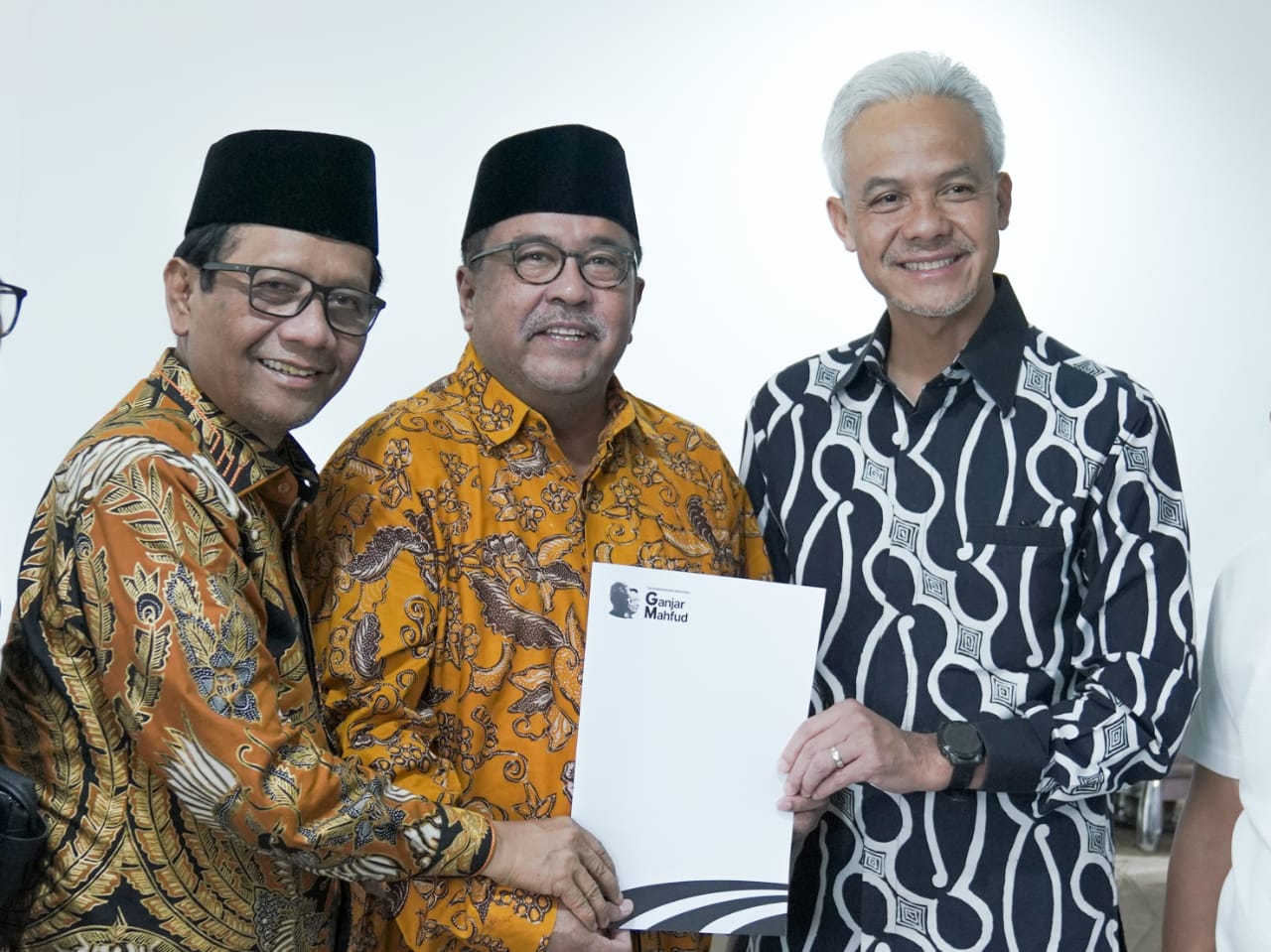 Rano Karno Ditunjuk Jadi Tim Pemenangan Banten Rano Karno menerima Surat Keputusan pengangkatan dirinya sebagai Ketua Tim Pemenangan Daerah (TPD) di Banten untuk pasangan Capres Cawapres Ganjar-Mahfud, Kamis (23/11).(Istimewa)