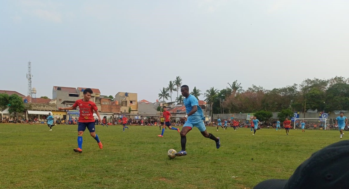 Regak Hattrick Kemenangan Tipis 1-0, Putra Peninggilan Patut Waspadai Porba Pemain asing Regak FC, Raviu menggiring bola dibayangi pemain Ponser. (Foto: Red/tangselpos.id).