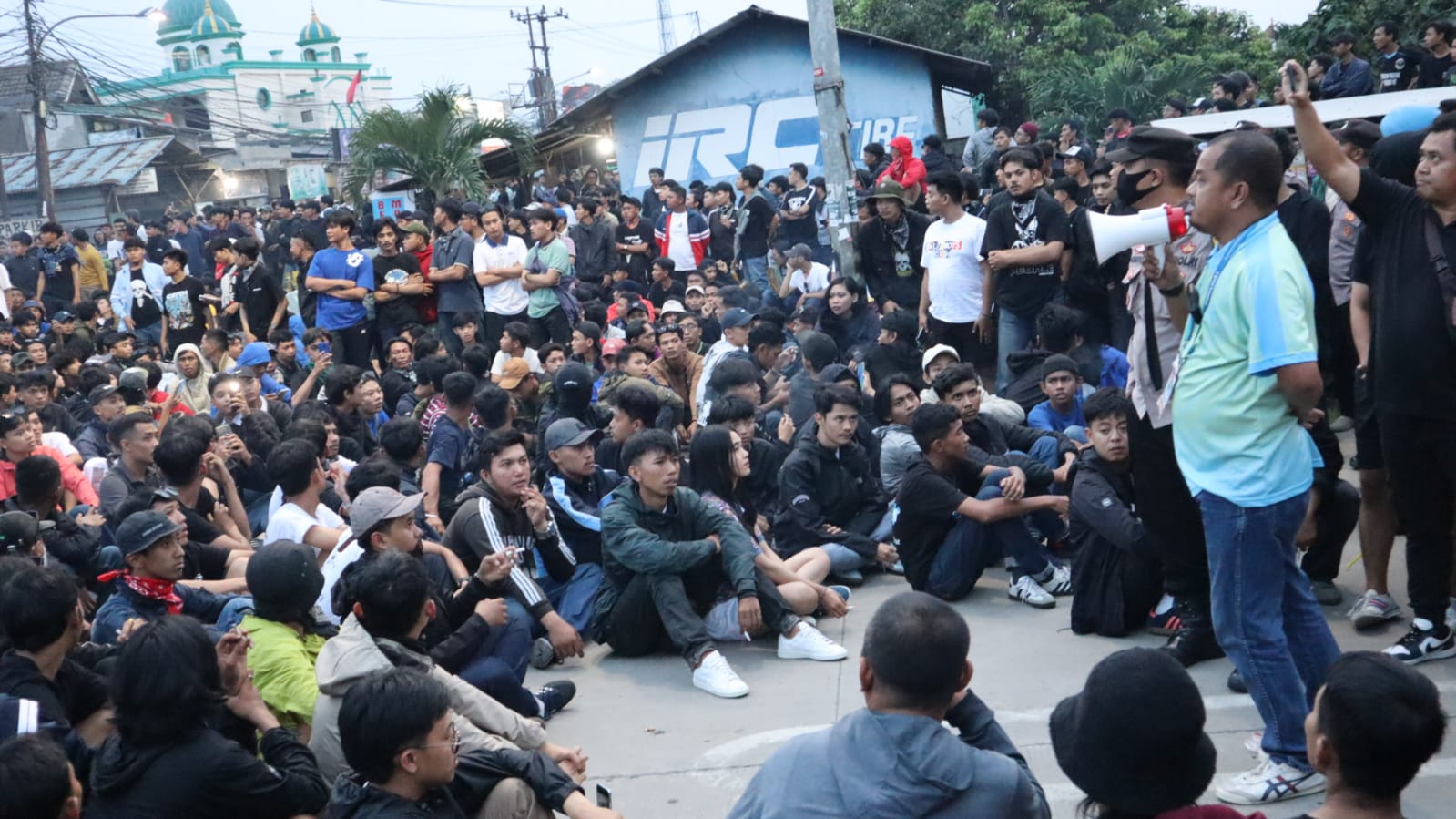 Ricuh Di Depan Stadion Indomilk Arena, 25 Suporter Persib Diamankan Polisi Polres tangsel melakukan pengamanan pada kejadian kerusuhan suporter pada laga Dewa United vs Persib di Indomil Arena, Tangerang.(Dra)