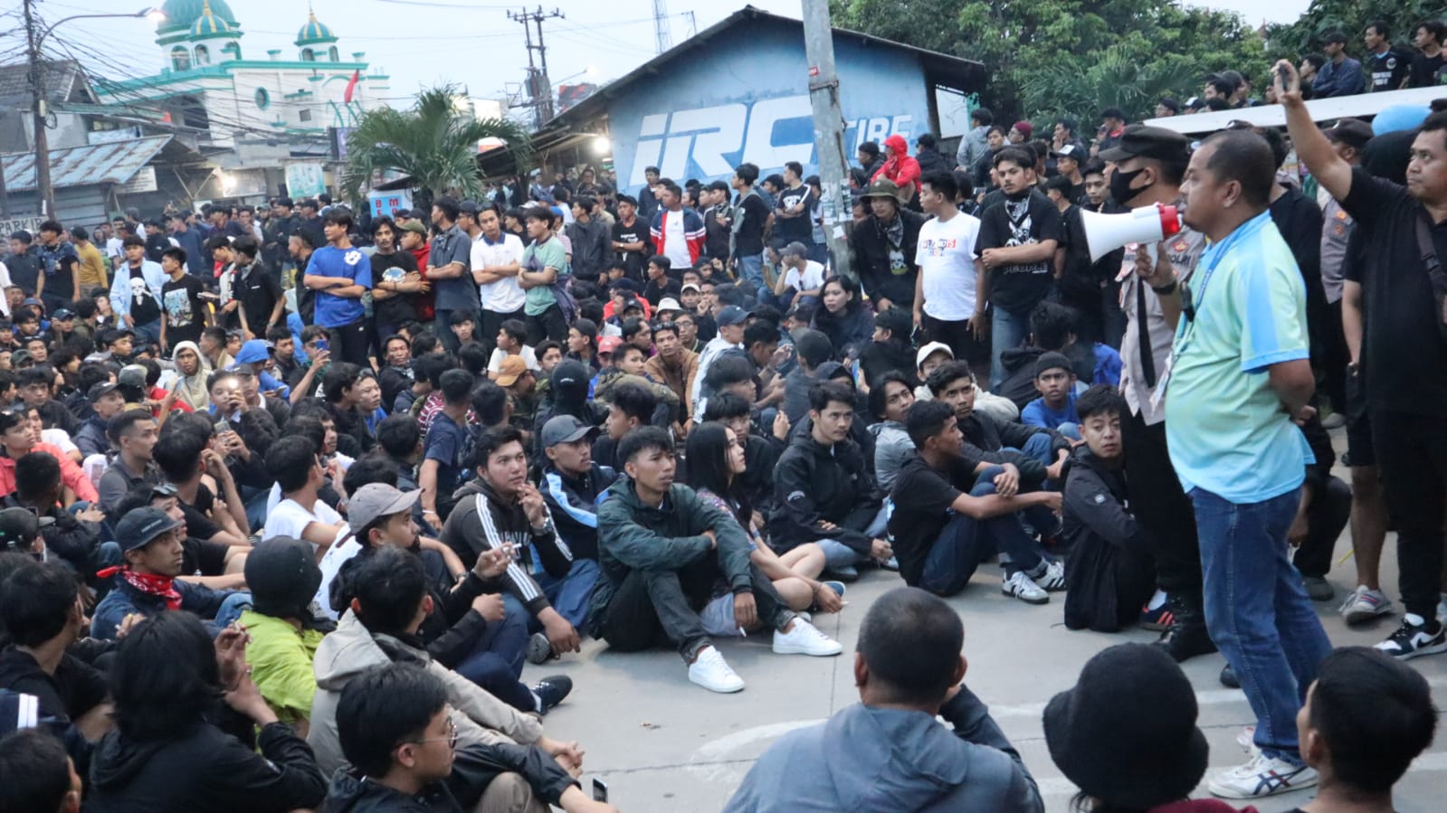 Polres tangsel melakukan pengamanan pada kejadian kerusuhan suporter pada laga Dewa United vs Persib di Indomil Arena, Tangerang.(Dra)