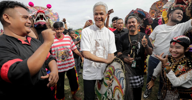 Serahkan Alat Gamelan Ke Pelaku Seni Di Sumut Foto : Ist