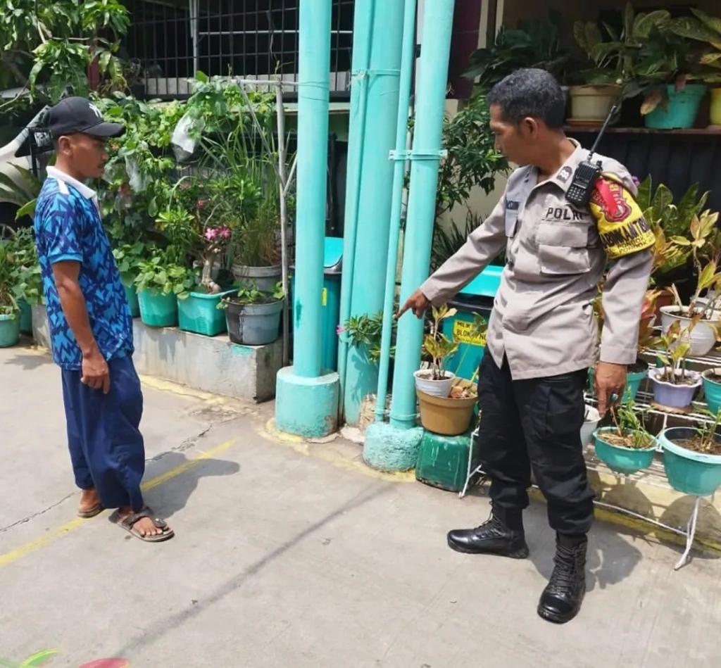 Petugas Polsek Pondok Aren tengah menunjukan lokasi pencurian kendaraan bermotor (curanmor,) pada Rabu (1/11).(Dra)