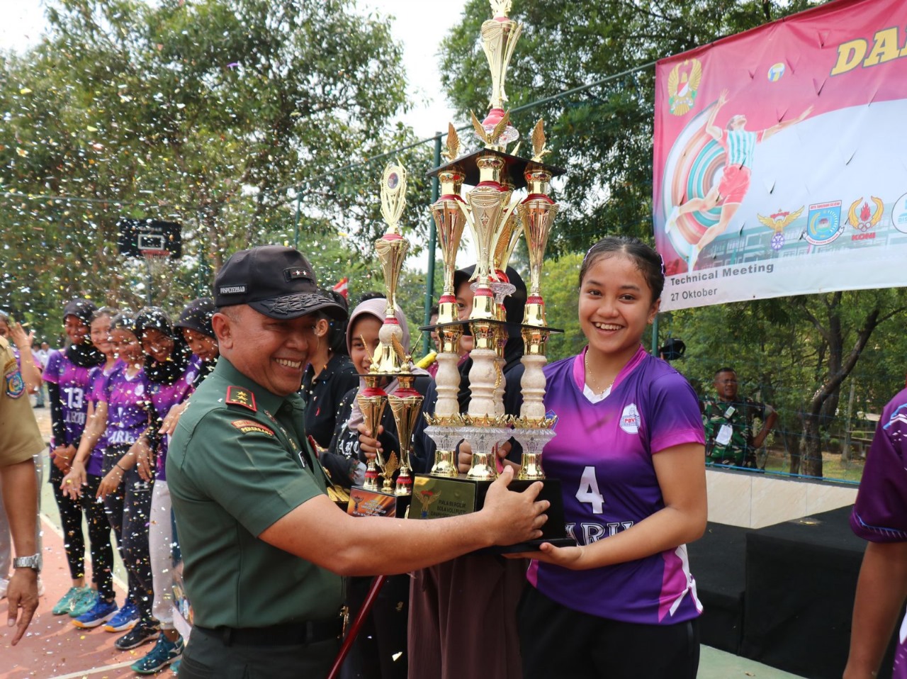 SMA Arief Rahman Hakim Sabet Dua Juara Danpuspenerbad Cup Ke-1 Komandan Pusat Penerbangan TNI Angkatan Darat (Danpuspenerbad) Mayjen TNI Toto Nugroho resmi menutup turnamen Bola Voli Danpuspenerbad Cup, di Lapangan Bola Voli Mapuspenerbad, Pondok Cabe, Pamulang, Rabu (8/11).(dra)