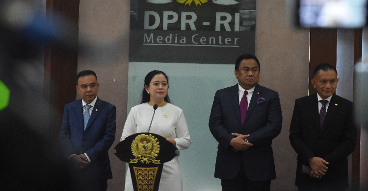 Soal Hubungan Jokowi Dan PDIP Ketua DPP PDIP Puan Maharani (baju putih) . Foto : Ist