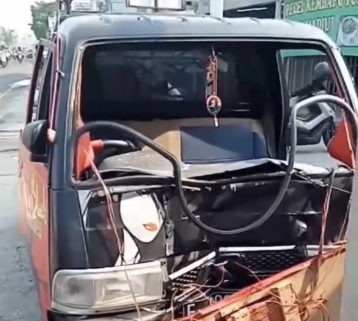 Sopir Diduga Mengantuk, Mobil Pick Up Tabrak Tembok Toko di Ciputat Foto : Ist