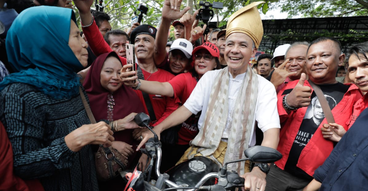 Sowan Ke Sumut, Ganjar Disambut Ribuan Orang dan Dipakaikan Kain khas Melayu Foto : Ist
