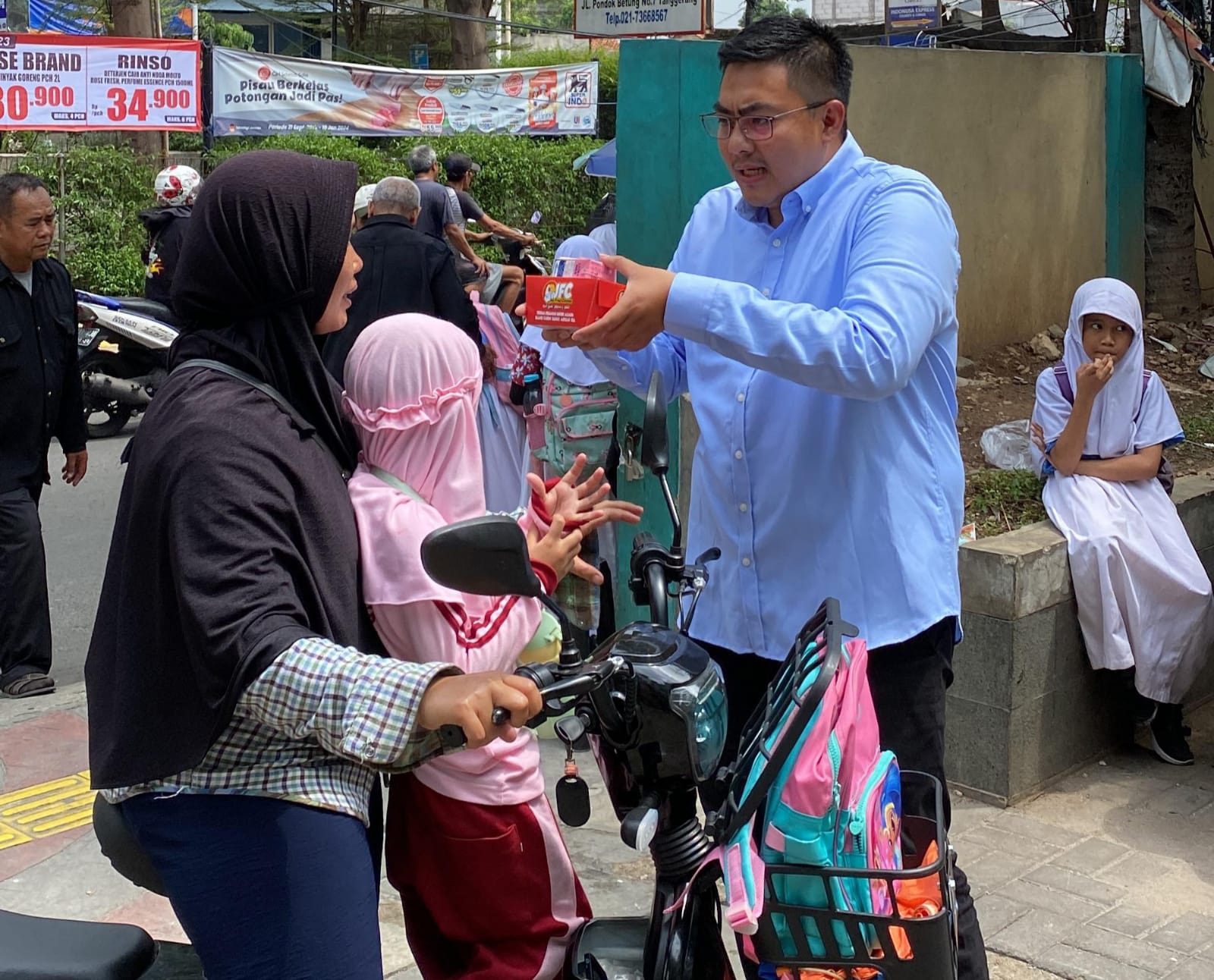 Suarakan Program, Virgandhi Sapa Warga Pondok Aren Virgandhi Prayudantoro melakukan kegiatan menyapa warga dan memberikan pemahaman program kepada masyarakat.(Dra)