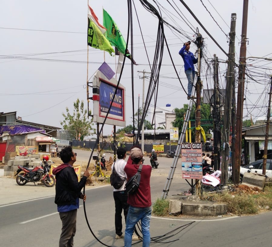 Tegas! Ganggu Pekerjaan Pelebaran Jalan, DSDABMBK Tangsel Putus Kabel Provider yang Membandel Foto : Ist