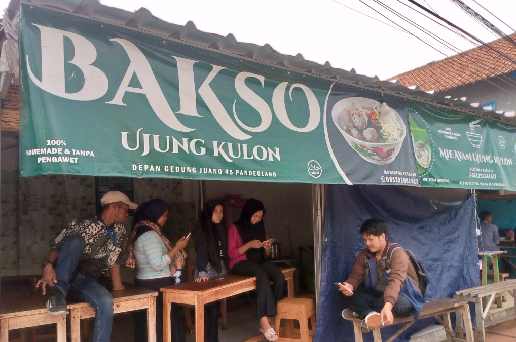 Telat Bayar Cicilan, Gerobak Mie Ayam di Pandeglang Disita Kosipa Usaha bakso dan mie ayam Ujung Kulon yang berlokasi di Jalan Bank Banten, Pandeglang, Rabu (22/11/2023).(Ari Supriadi/Tangsel Pos)