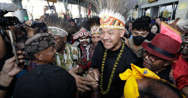 Tiba Di Sorong, Capres Ganjar Disambut Ribuan Masyarakat Secara Adat Foto : Ist