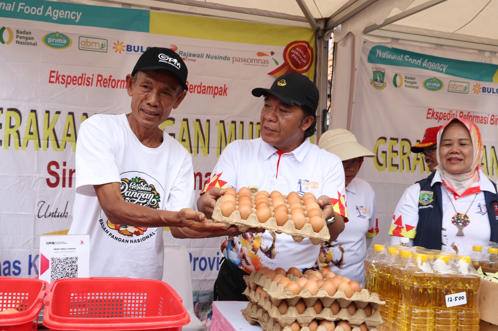 Tinjau Gerakan Pangan Murah, Pj Gubernur Al Muktabar: Kita Hadirkan Untuk Masyarakat Foto : Humas Pemprov