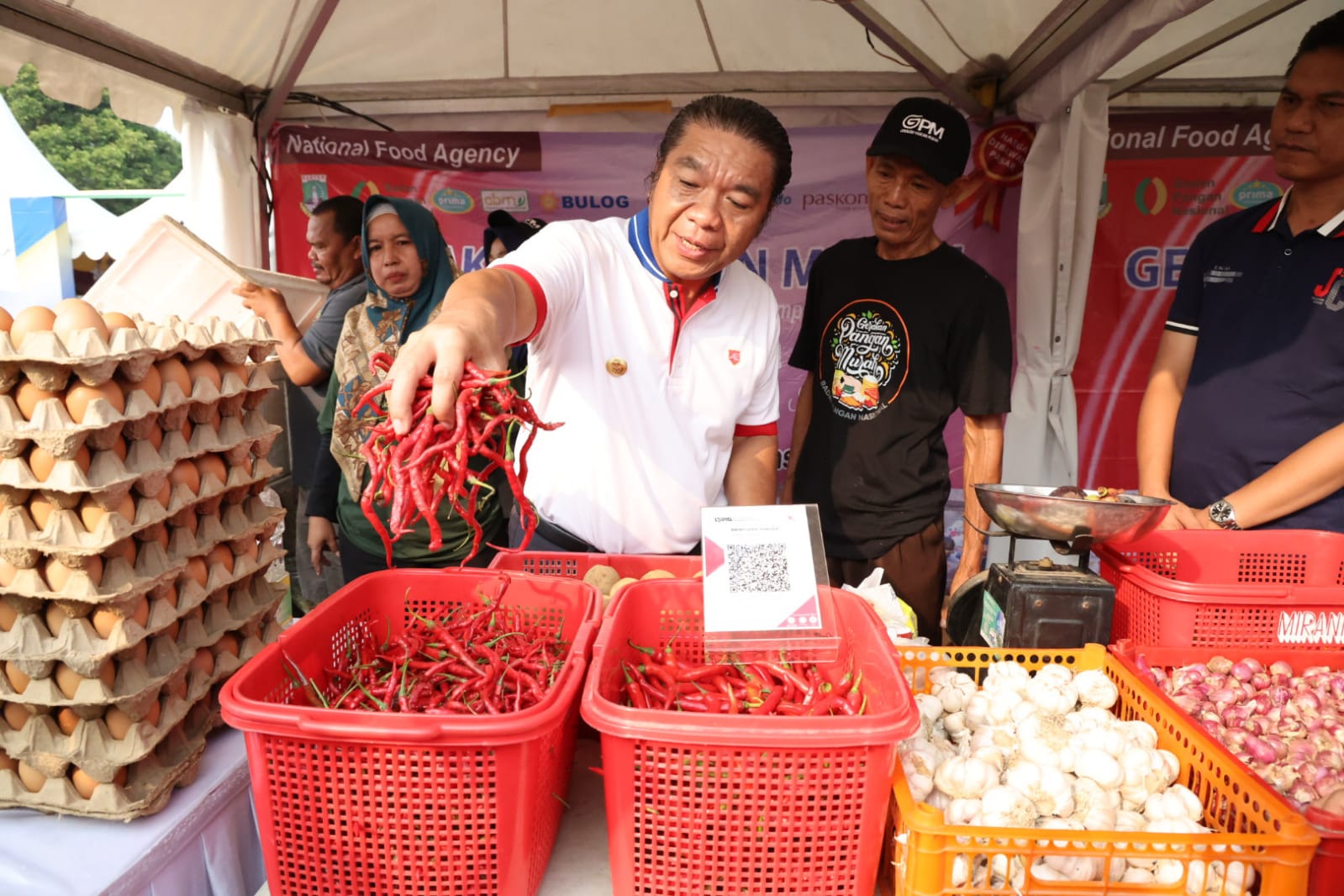 Tinjau Gerakan Pangan Murah, Pj Gubernur Banten Al Muktabar: Upaya Pengendalian Inflasi Foto : Humas Pemprov