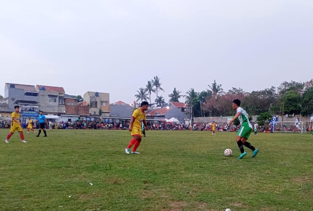 Nayla dan AAA FC saling jual beli serangan di Derby Pondok Aren. (Foto: Red/tangselpos.id).