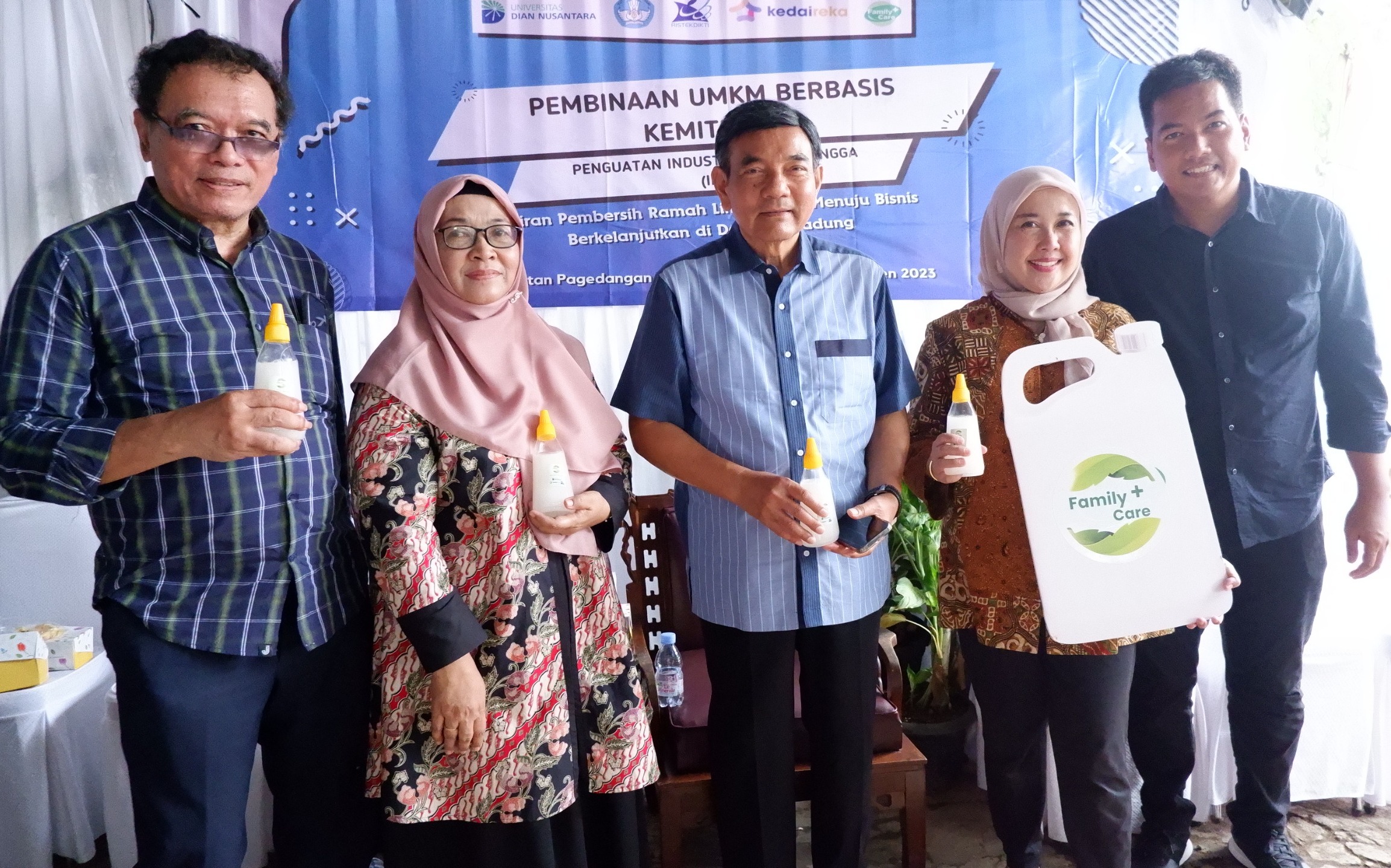 Undira Kerja Sama dengan IKRT Family Care, Luncurkan Alat Produksi Cairan Pembersih Lingkungan Rektor Undira Prof Suharyadi (tengah) saat menunjukkan produk IKRT Family Care Foto : Gema