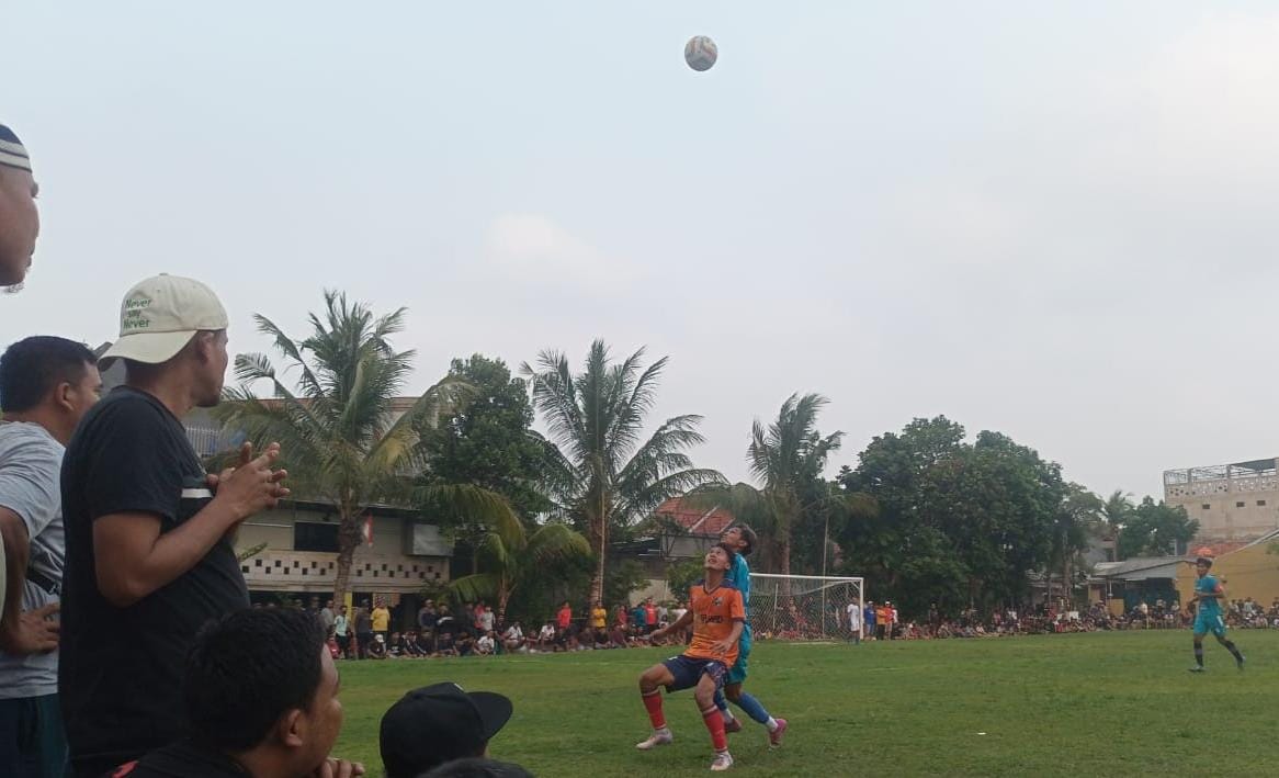 Waw..Waw..Waw..Waw! Tendangan Bebas Wahyu Kena Tiang, Dejan FC Masih Sulit Dibendung Pemain Dejan FC, Wawan (kostum oranye) berduel dengan pemain Pinggiran FC.(Foto: Red/tangselpos.id).