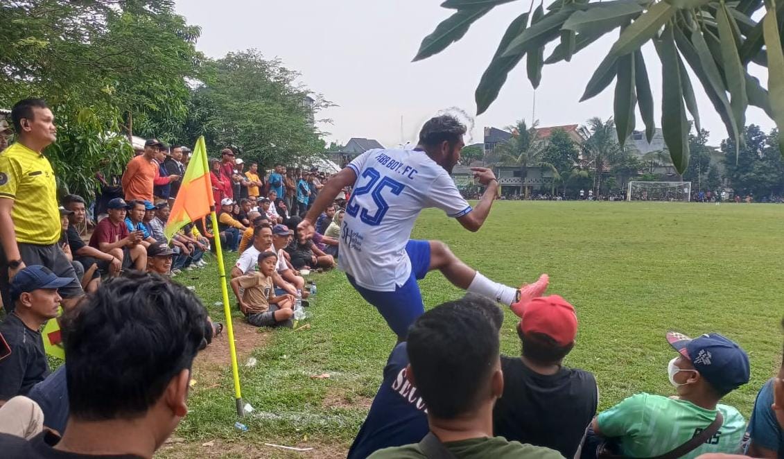 Gelandang HBB Boy, Feri Aman Saragih melepaskan tendangan sudut.(Foto: Red/tangselpos.id).