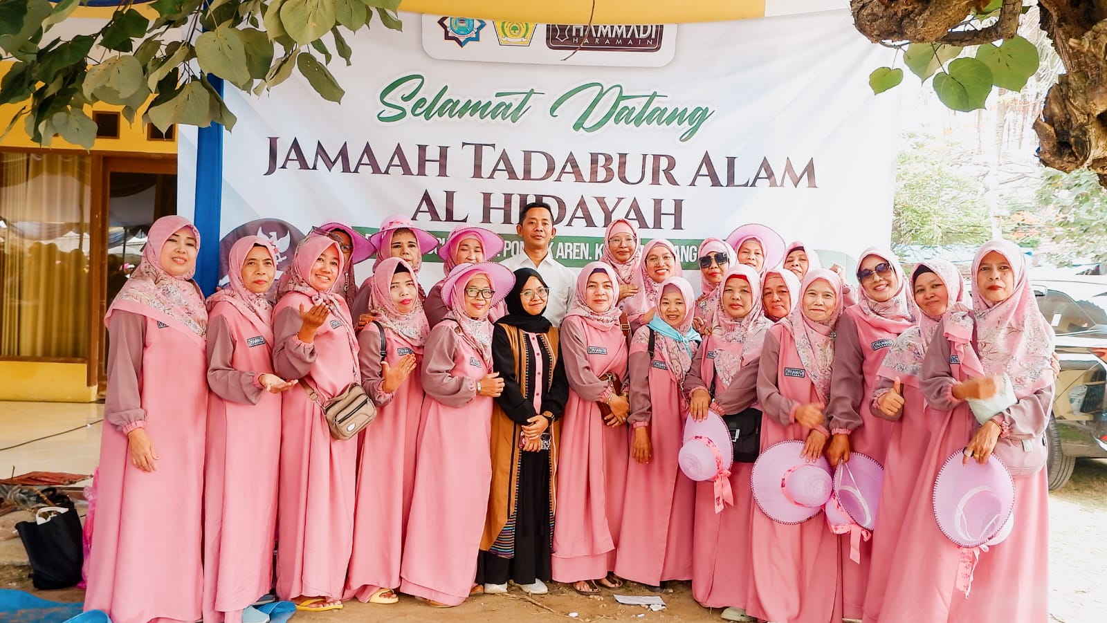 Wisata Religi, Ribuan Jemaah Majelis Taklim Asal Pondok Pucung Ziarah ke Makam Sultan Hasanuddin Foto : Ist