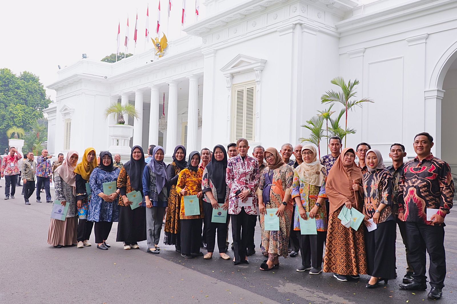 Kepala Kantor Pertanahan (Kantah) Kota Tangsel, Shinta Purwitasari dan perwakilan warga usai menerima sertifikat PTSL di istana negara.(dra)