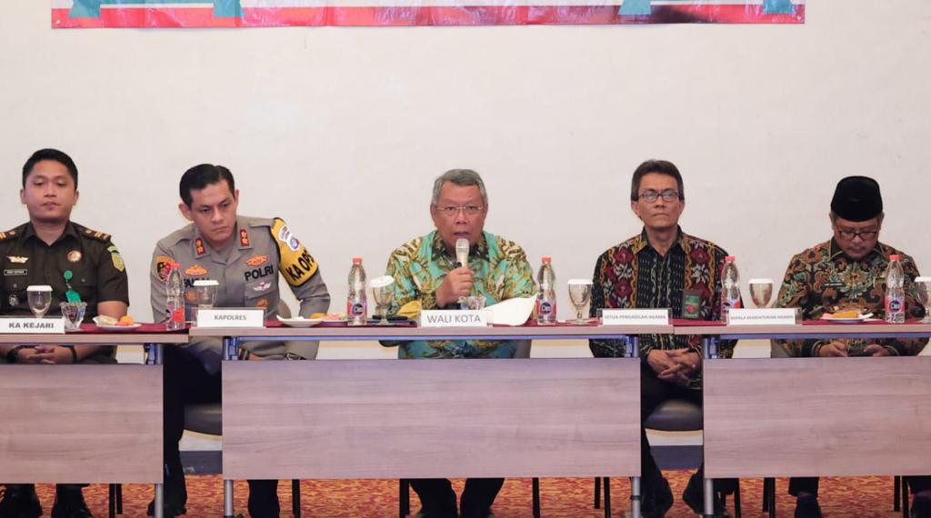 Amankan Nataru, Pemkot Dirikan 6 Posko & Terjunkan 259 Petugas Wali Kota Tangsel Benyamin Davnie saat memimpin rapat Forkopimda terkait Nataru 2024, Kamis (14/12).(Dra)